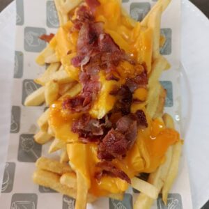 Ración de papas fritas con cheddar y tocineta